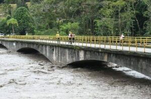 Buscar contener furia del río Guayuriba