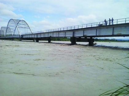 Río Ariari amenaza con derribar el puente Alcaraván
