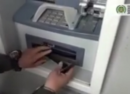 Nueva modalidad de robo: instalan tapa para que dinero no salga del cajero