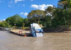 Emergencia ambiental en río Meta por de vehículos con material industrial