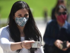 Cédula en mano para ir de compras