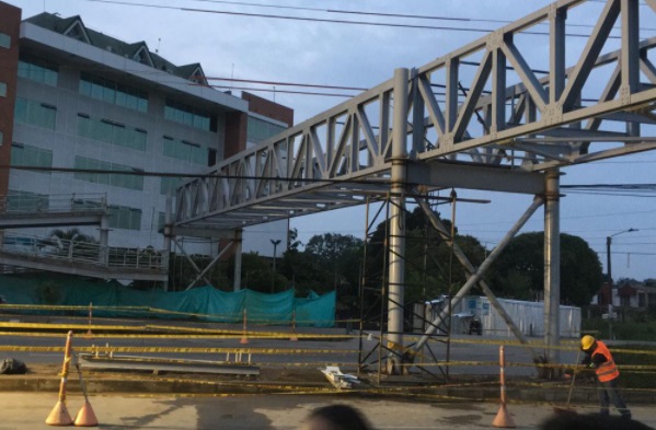 Agarrón por un puente peatonal en doble calzada a Puerto López
